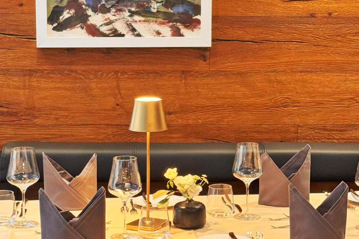 Allgaeuer Bergwald Chalets Restaurant Tisch Exklusiv Kunst Romantisch