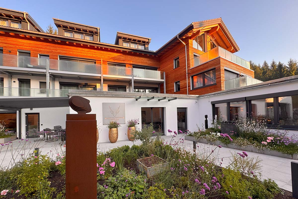 Allgaeuer Bergwald Chalets Aussen Chalets Eingang Skulptur