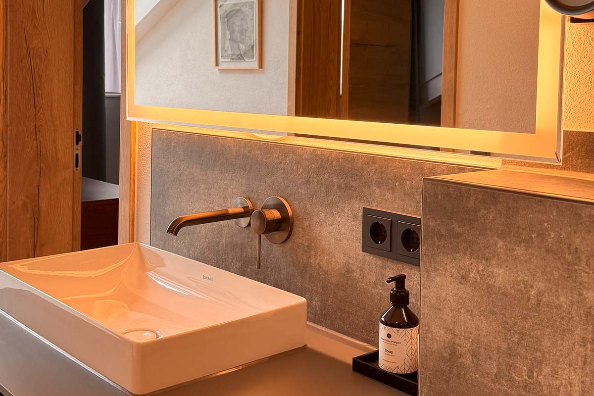 Allgaeuer Bergwald Chalets Innen Appartement Badezimmer Waschbecken Spiegel