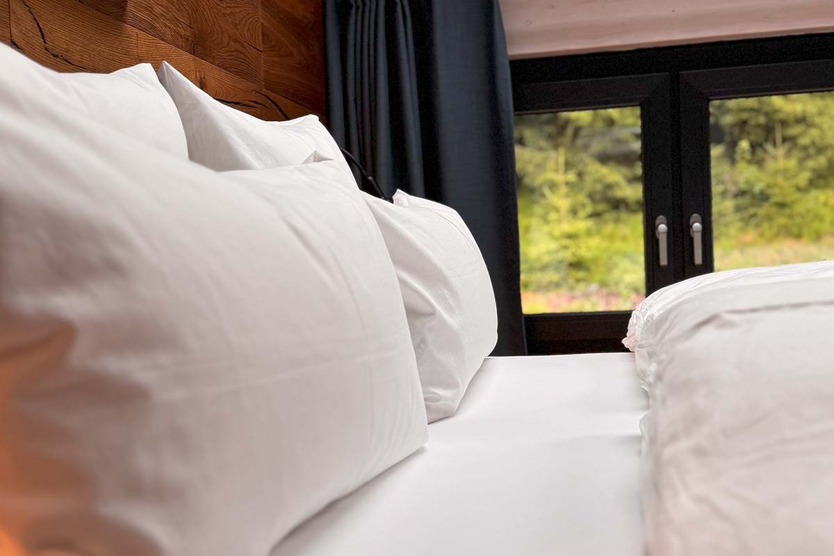 Allgaeuer Bergwald Chalets Innen Appartement Schlafzimmer Bett