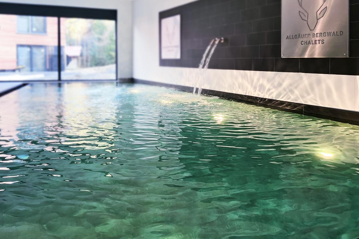 Allgaeuer Bergwald Chalets Wellness Pool Beleuchtung