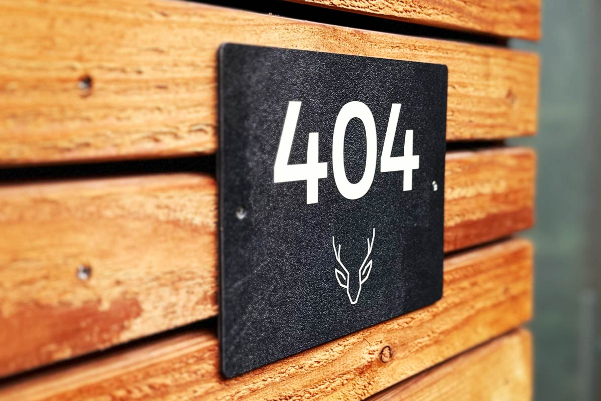 Allgaeuer Bergwald Chalets Holz Schild Ambiente