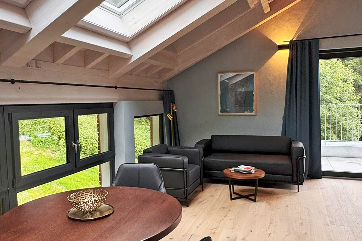 Allgaeuer Bergwald Chalets Innen Wohnen Sofa Ambiente Elegant Hochwertig Ausblick