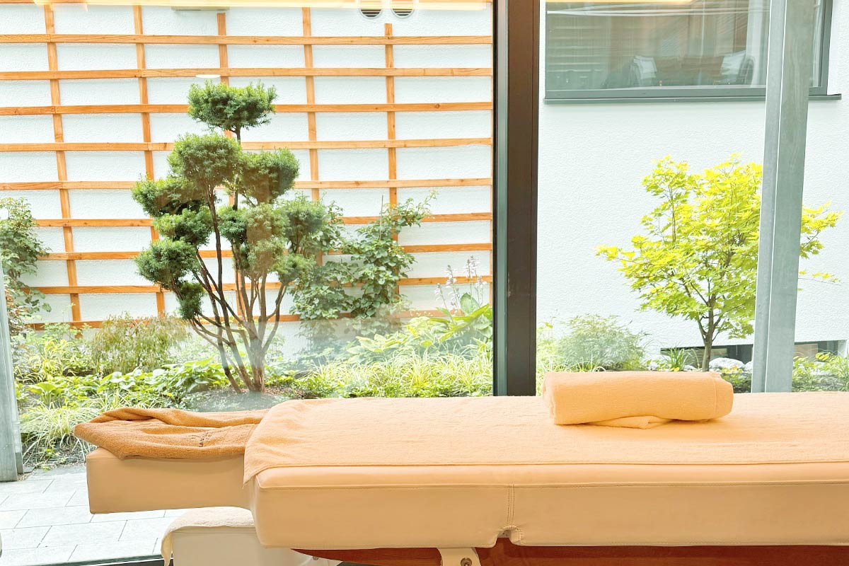 Allgaeuer Bergwald Chalets Relax Wellness Liegen Massage Raum