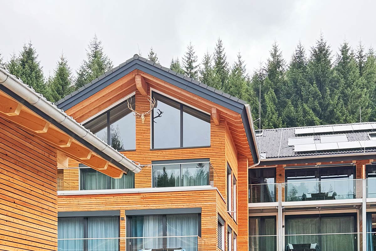 Allgaeuer Bergwald Chalets Waltblick Hirschgeweih Au&szlig;en Stilvoll