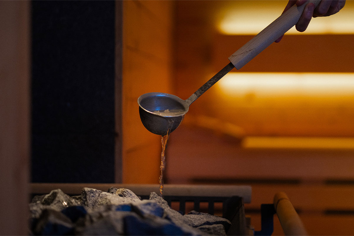 Allgäuer Bergwald Chalets Wellness Sauna Aufguss Entspannung