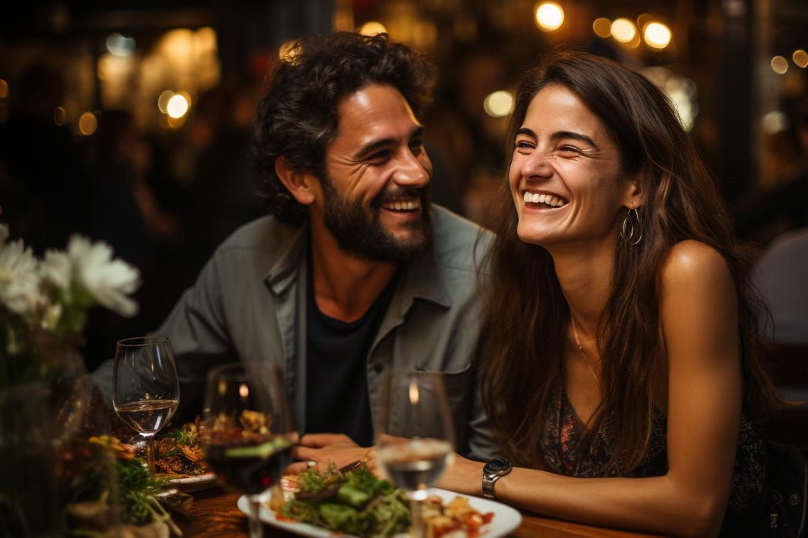 Allgaeuer Bergwald Chalets Kulinarik Paar Essen